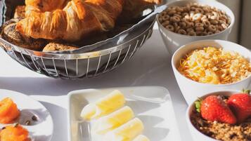 Desayuno a la carta todos los días (con cargo)