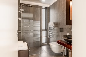 Standaard suite, 2 slaapkamers, balkon | Badkamer | Gratis toiletartikelen, een haardroger, badjassen, pantoffels