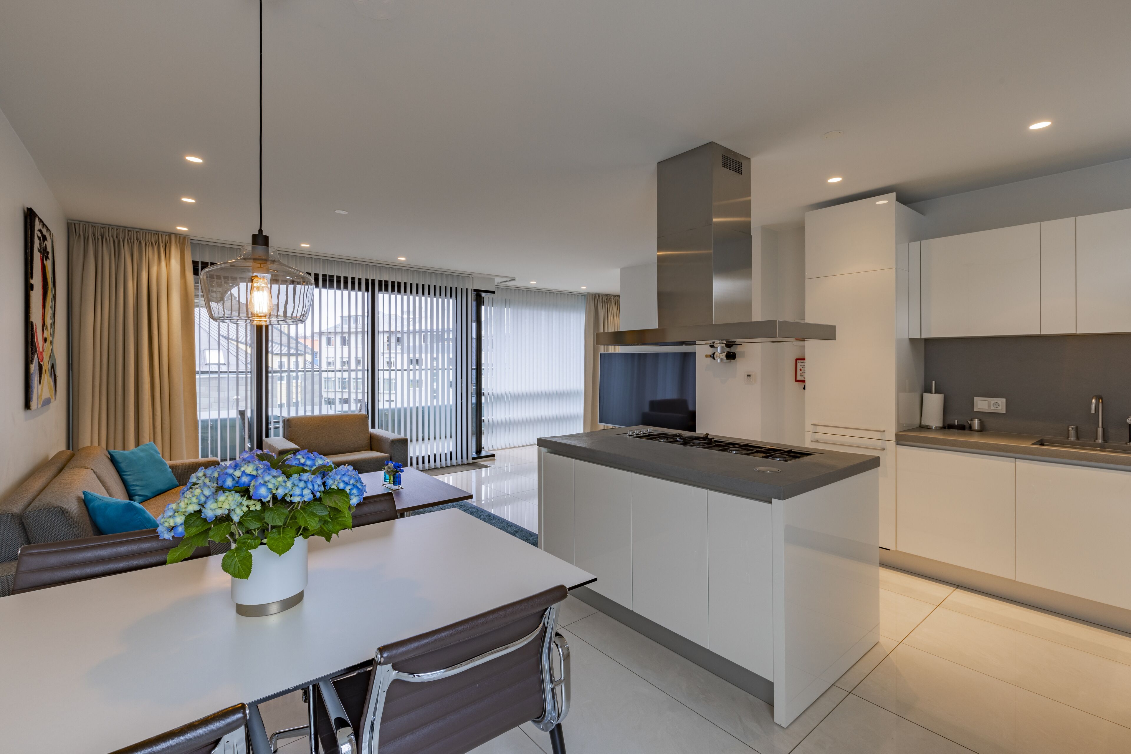 Suite económica, varias camas, balcón | Cocina privada | Cafetera de espresso, cafetera y tetera y refrigerador con congelador 