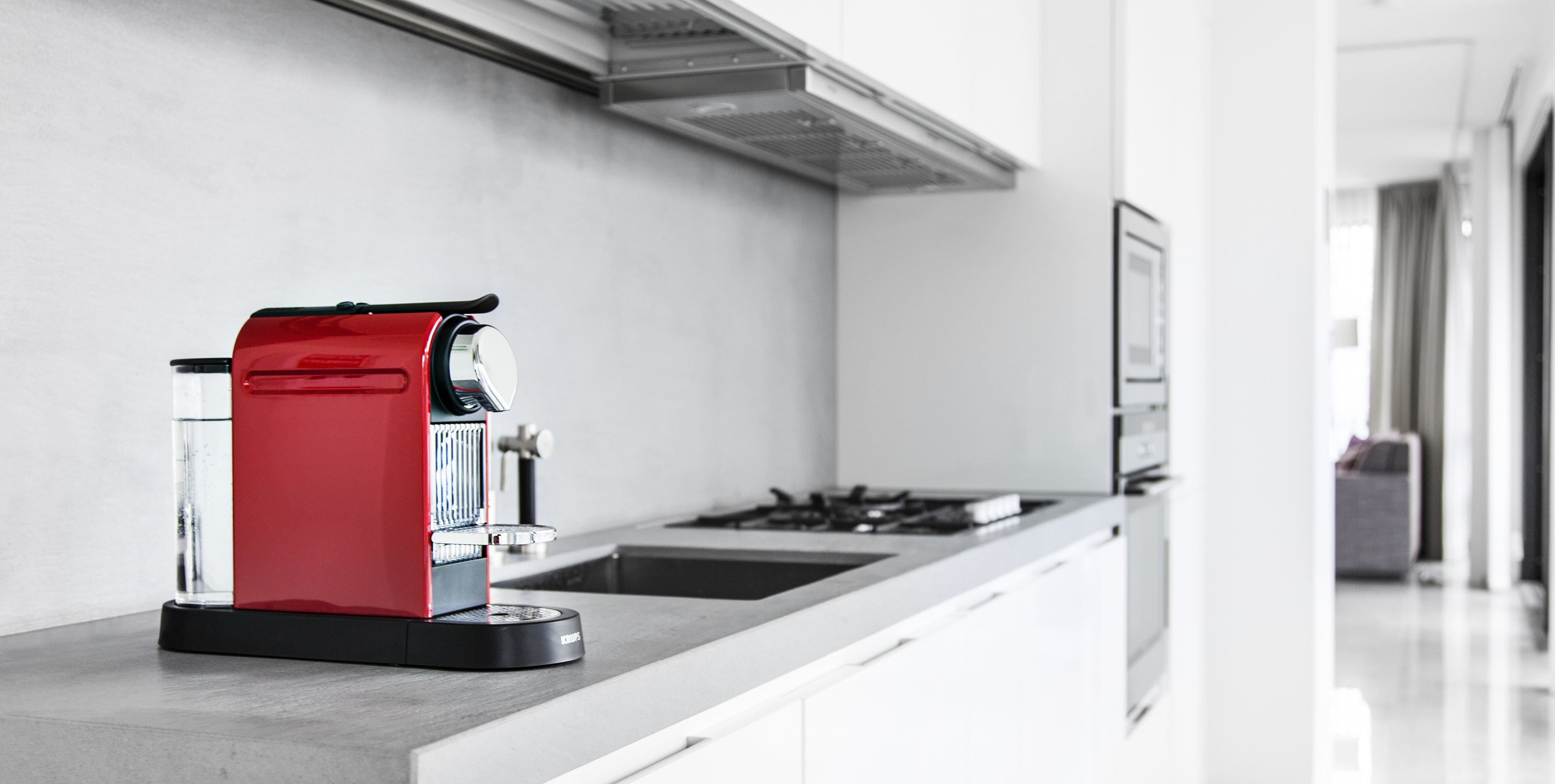 Máquina de café espresso, cafetera o tetera y frigorífico grande