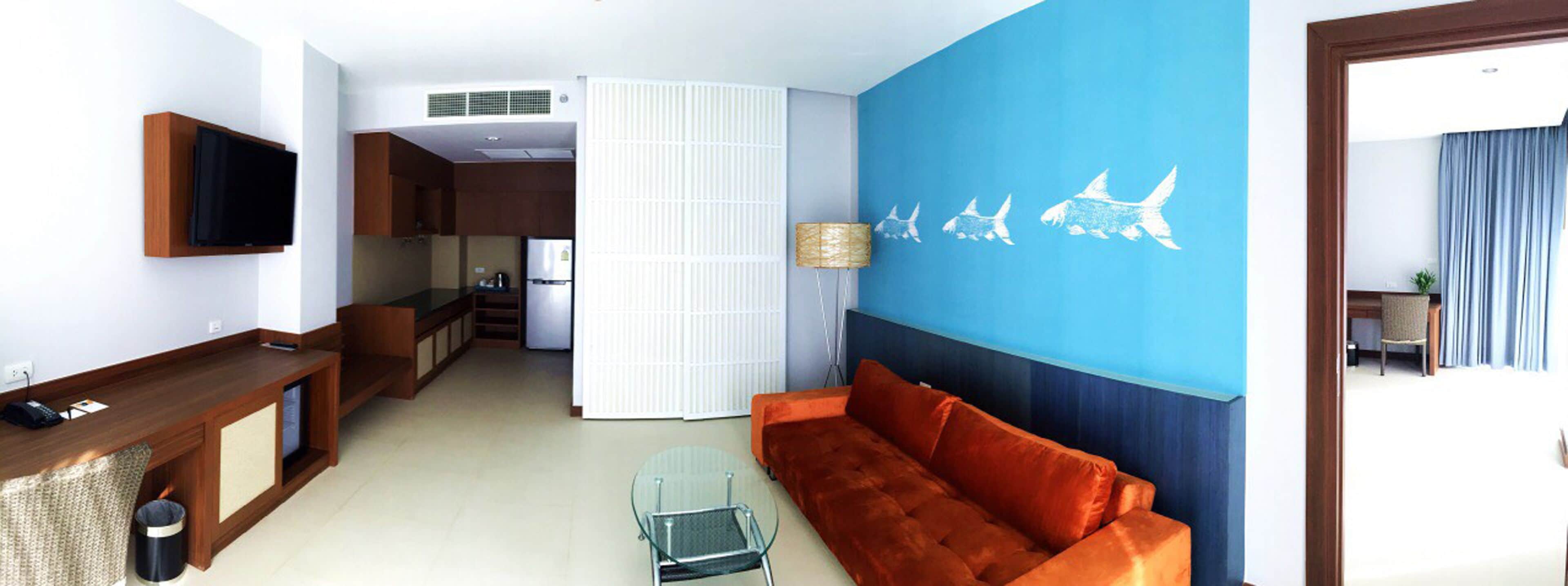 family suite king bunk bed | living area | 42-inch lcd tv with satellite channels, tv