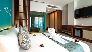 Une chambre d’hôtel avec un lit, une télévision, une porte coulissante et une vue sur l’extérieur.