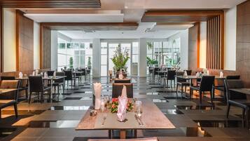 Breakfast, lunch, dinner served; Thai cuisine