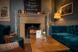 Se sirven desayunos, almuerzos y cenas; cocina británica