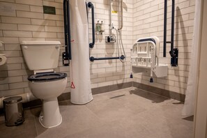 Habitació doble | Bany | Articles de tocador gratuïts, assecador de cabells i tovalloles 