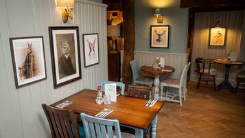 Se sirven desayunos, comidas, cenas y cocina británica