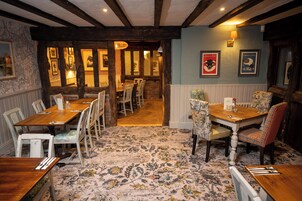 Se sirven desayunos, almuerzos y cenas; cocina británica