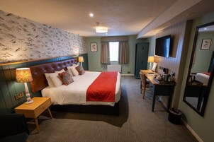 Escritorio, espacio para trabajar con laptop y cortinas blackout 