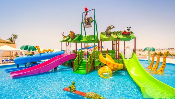 Parque acuático con toboganes, piscina y estructuras de juego con temática animal.