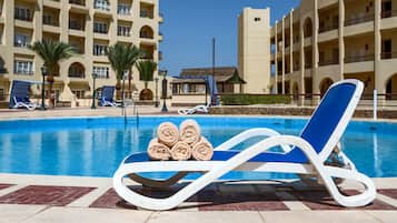 2 piscines extérieures, parasols de plage, chaises longues