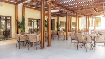 3 restaurants; breakfast, lunch and dinner served
