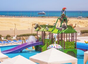 2 piscines extérieures, parasols de plage, chaises longues