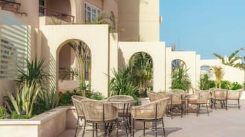3 restaurants; breakfast, lunch and dinner served