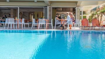 Außenpool, Sonnenschirme, Liegestühle