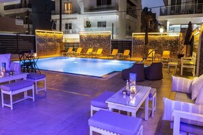 Outdoor pool, pool umbrellas, sun loungers - Majestic (Rhodes)