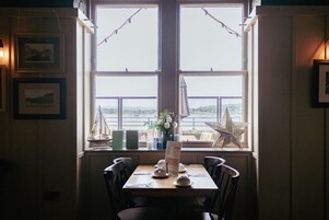 供应早餐和晚餐，地方菜