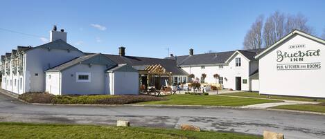 Das J.W. Lees Bluebird Inn mit Pub, Küche und Zimmern.