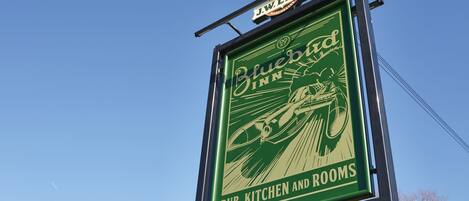A sign for Bluebird Inn, indicating it offers pub, kitchen, and rooms.