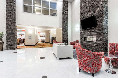 Lobby. Ramada by Wyndham Moose Jaw