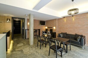 Lobby sitting area - DI Place Hotel (Bangkok)
