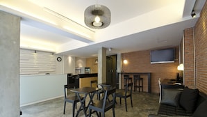Un interior moderno con comedor, cocina y zona de estar.