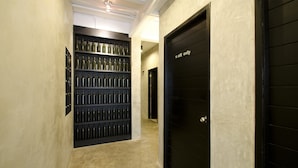 Un pasillo con un botellero y una puerta negra con la inscripción 'off only'.