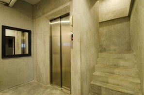Staircase - DI Place Hotel (Bangkok)