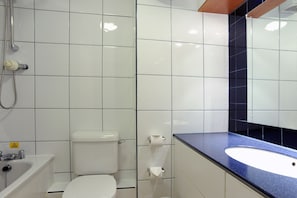 Twin Room | Bathroom | Hair dryer, towels - Cross Keys Hotel by Chef and Brewer Collection (Guisborough)