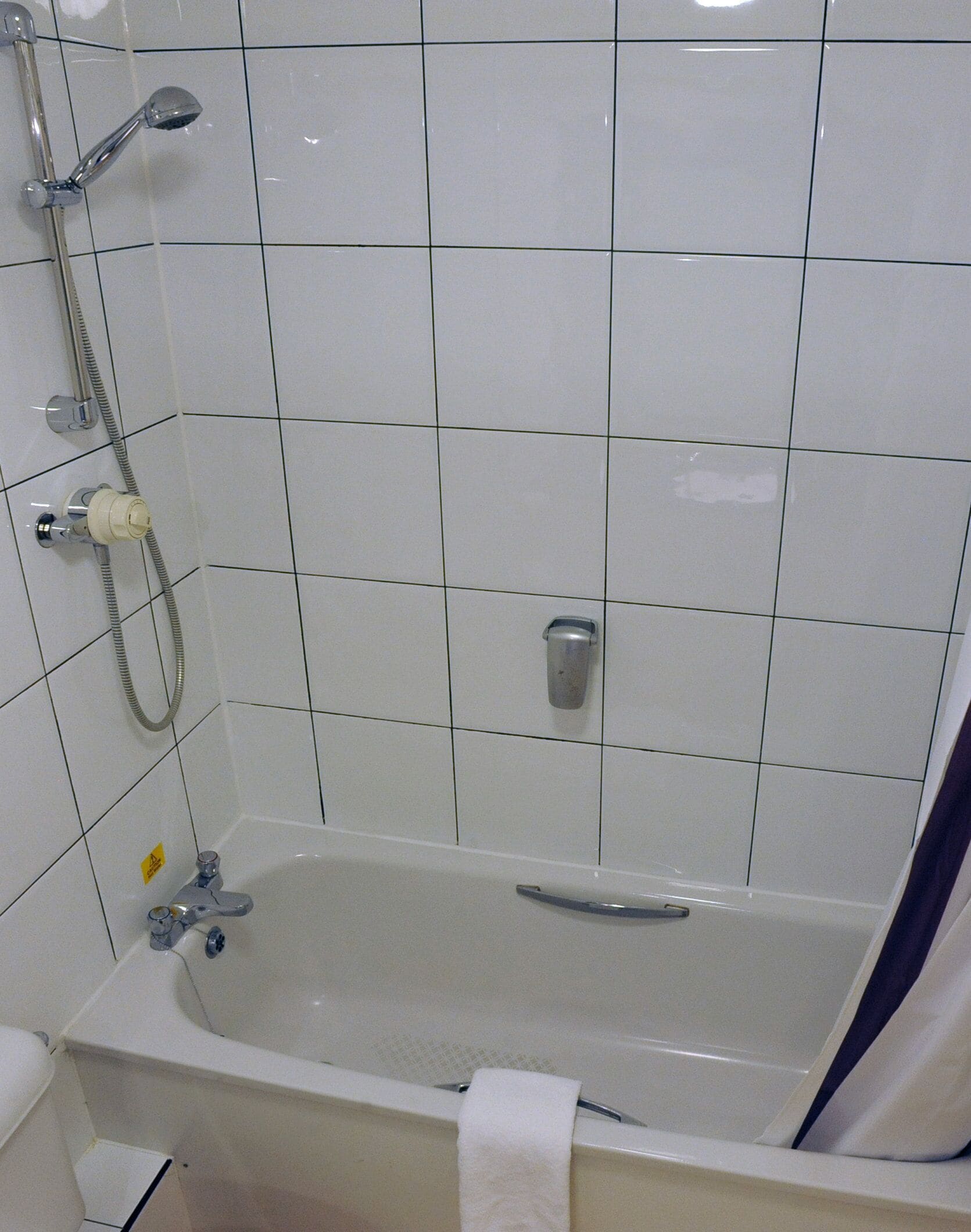 Un bagno standard con vasca, doccia e servizi igienici.