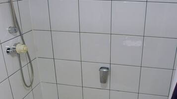 Un bagno standard con vasca, doccia e servizi igienici.