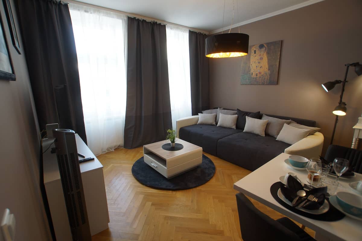 Design-Apartment | Wohnbereich | 135-cm-Flachbildfernseher mit Digitalempfang, LED-Fernseher