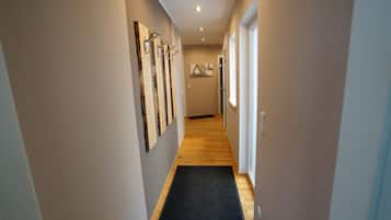 Suite, 2 Schlafzimmer | Wohnbereich | 135-cm-Flachbildfernseher mit Digitalempfang, LED-Fernseher