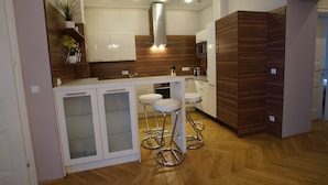 Design apartman, 2 hálószobával | Privát konyha | Kávéfőző, nagyméretű hűtő/fagyasztó, mikrohullámú sütő és főzőlap