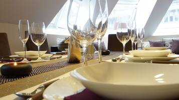 Suite, 2 Schlafzimmer | Essbereich im Zimmer