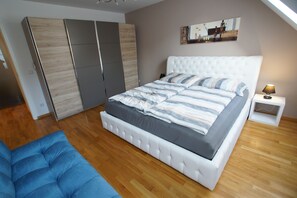 Suite, 2 habitaciones | Ropa de cama de alta calidad, edredones de plumas, decoración individual