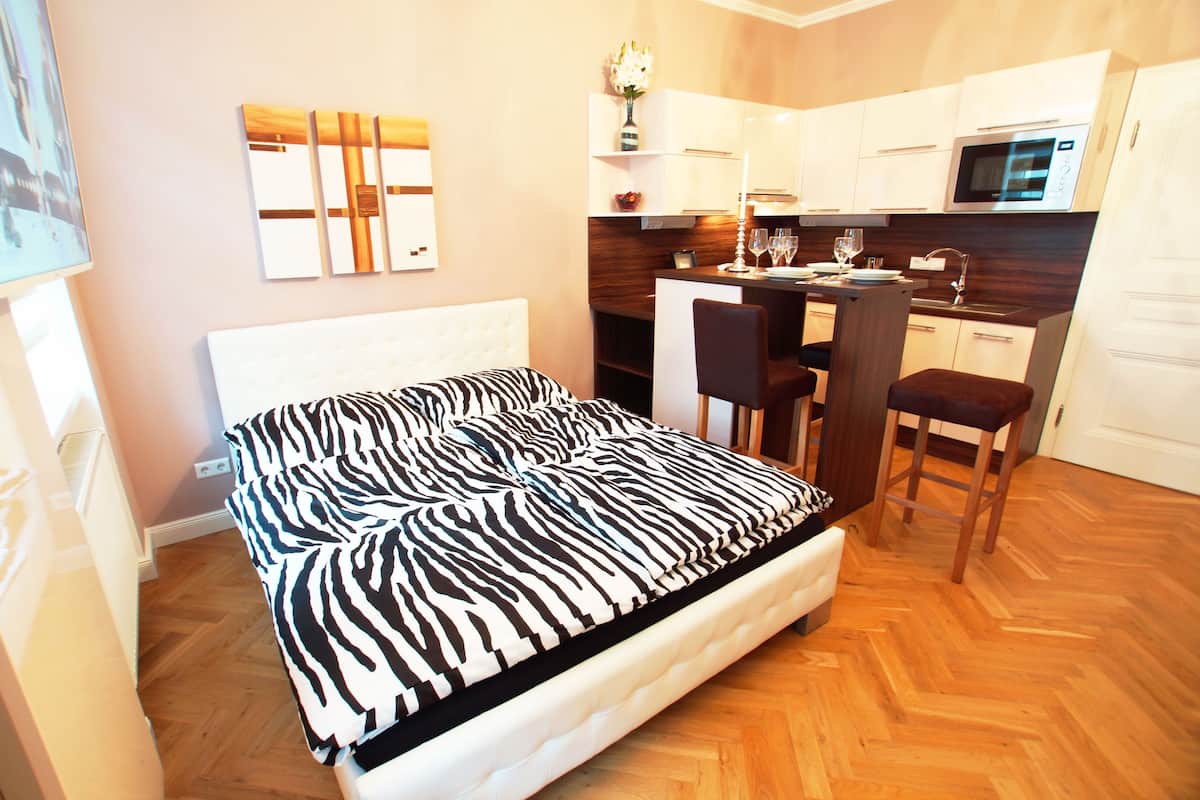 Classic-Studio | 1 Schlafzimmer, hochwertige Bettwaren, Daunenbettdecken