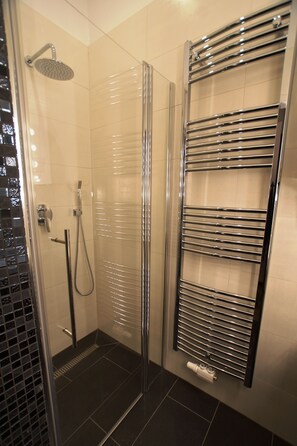 Shower, rainfall showerhead, hair dryer, towels - Apartments-in-vienna (Vienna)