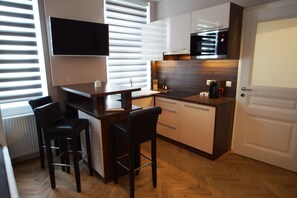 Estudio familiar | Cocina privada | Frigorífico grande, microondas, placa de cocina y lavavajillas