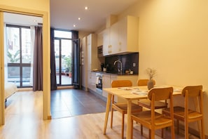 Apartamento superior, 2 quartos, terraço | Área de estar | TV de plasma