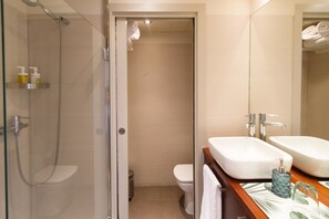 Design-Apartment, 2 Schlafzimmer, Balkon, Stadtblick | Badezimmer | Dusche, Haartrockner, Handtücher