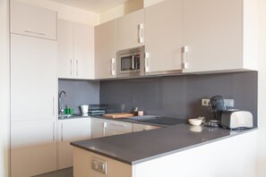 Full-size fridge, microwave, oven, stovetop - Casa Felipa Plaza España (Barcelona)