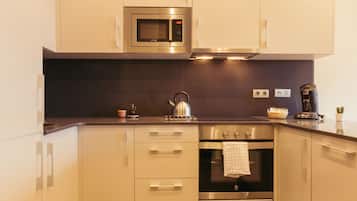 Een koelkast/vriezer, een magnetron, een oven, een kookplaat