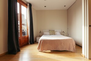 2 kamar tidur, tirai kedap cahaya, dan setrika/meja setrika