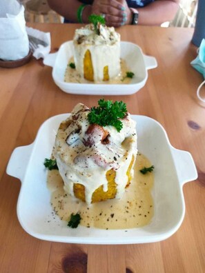 Sarapan, makan tengah hari dan makan malam dihidangkan 