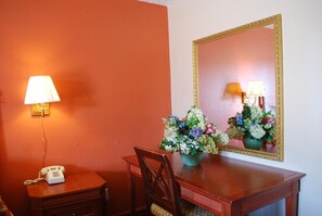 Interior - Royal Inn (Dallas)