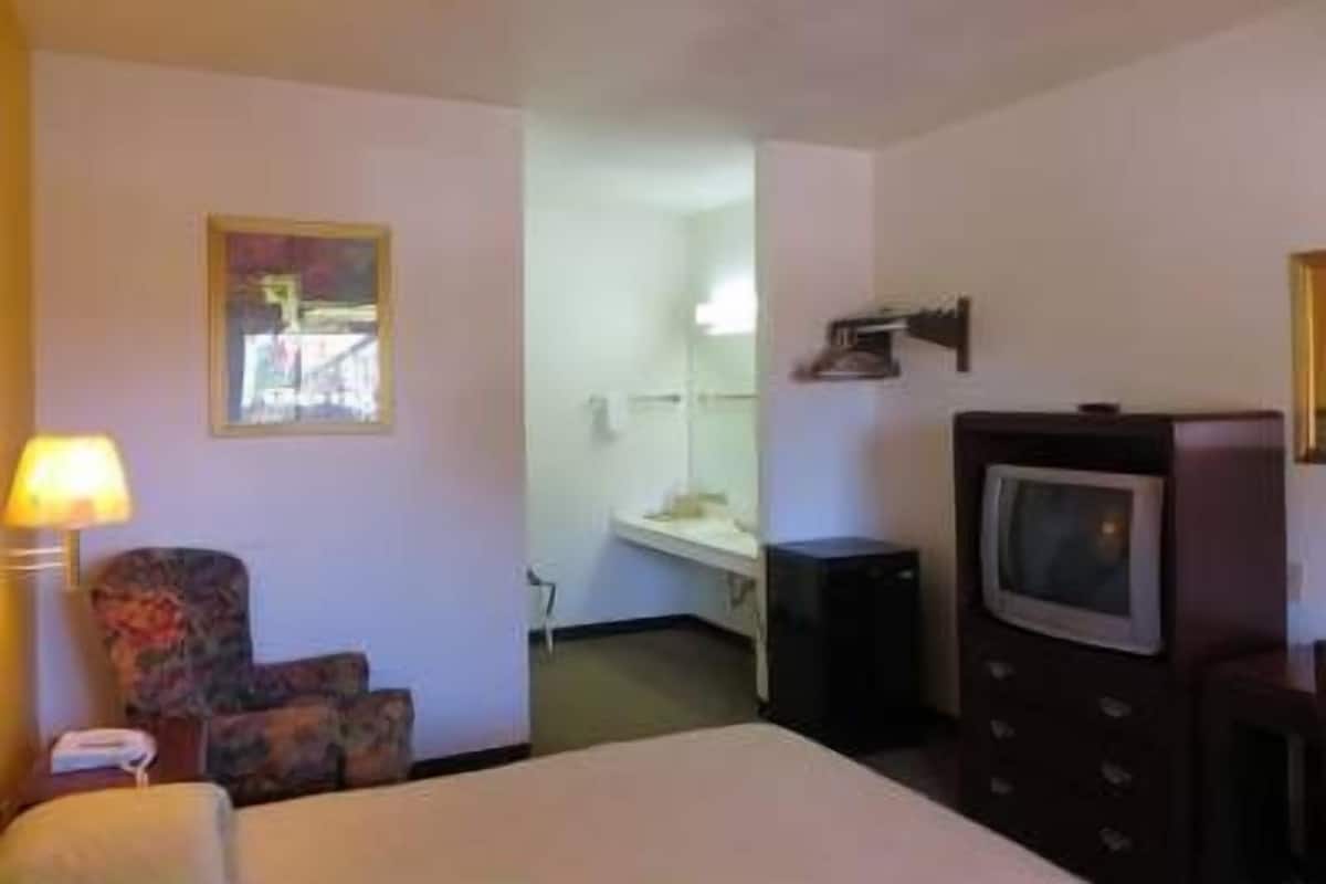 Standard Room, 1 King Bed