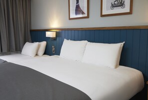 Habitación familiar | Escritorio, cortinas blackout y tabla de planchar con plancha 