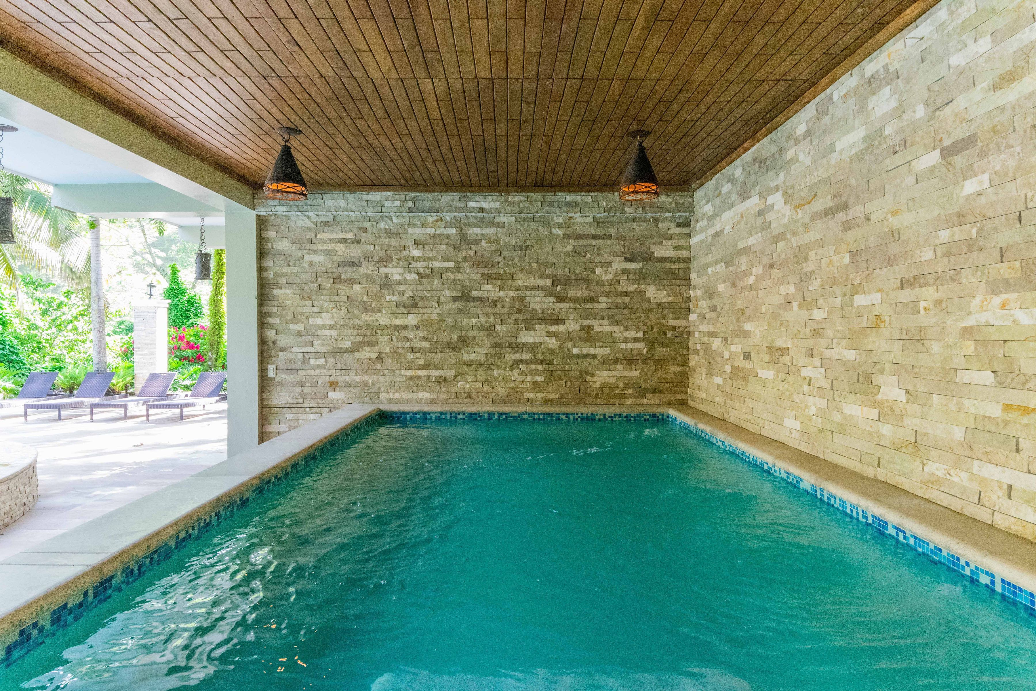 Piscina a l'aire lliure i gandules 