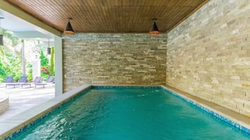 Piscine extérieure, chaises longues