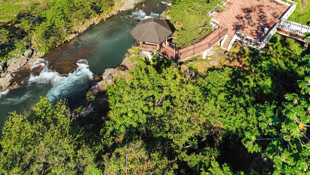 A resort with a river, a bridge, and lush greenery. - Hotel Gran Jimenoa (Jarabacoa)